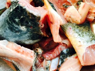 酸菜鱼🐠#王氏私房菜#,把鱼头和鱼排用料酒腌制入味祛腥