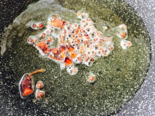 酸菜鱼🐠#王氏私房菜#,锅烧热、倒入适量的食用油、比平常炒菜的油要多、把花椒和八角炸出香味……