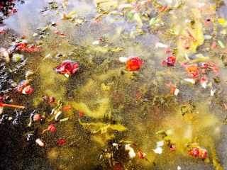 酸菜鱼🐠#王氏私房菜#,一次性把清水倒足、大火烧开、小火煮5分钟、这是先把酸菜炖出香味哟……