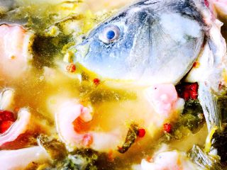 酸菜鱼🐠#王氏私房菜#,先把鱼头和鱼排放入锅中、加上调料包里的所有调料、大火烧开转小火炖10分钟