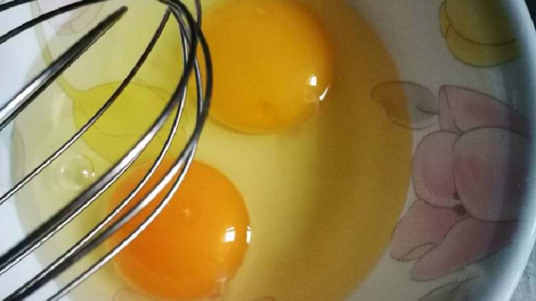 黄金如意卷#挑战鸡蛋的100种做法#,另取鸡蛋两个用蛋抽打散。