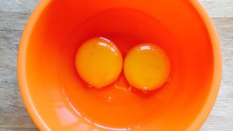 鸡蛋炒年糕#挑战鸡蛋的100种做法#,准备两个<a style='color:red;display:inline-block;' href='/shicai/ 9'>鸡蛋</a>打散加少许盐