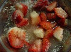 心心相印饼,将草莓切丁，放入砂糖中，加柠檬汁，盖保鲜膜放冰箱腌制过夜。