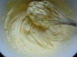 心心相印饼,将黄油拌至顺滑且颜色有些许发白时，加糖粉继续拌，拌至完全融合且顺滑时加入香草精拌匀。