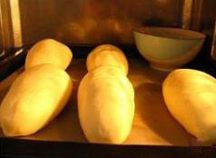 汤种香葱包,面团发酵至2倍大后，刷层全蛋液。