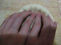 肉松包,将面片横着摆，由上往下卷，每卷一圈要按紧至圈底和面团粘合。