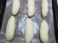 肉松包,将整成长形橄榄的面团排入烤盘。