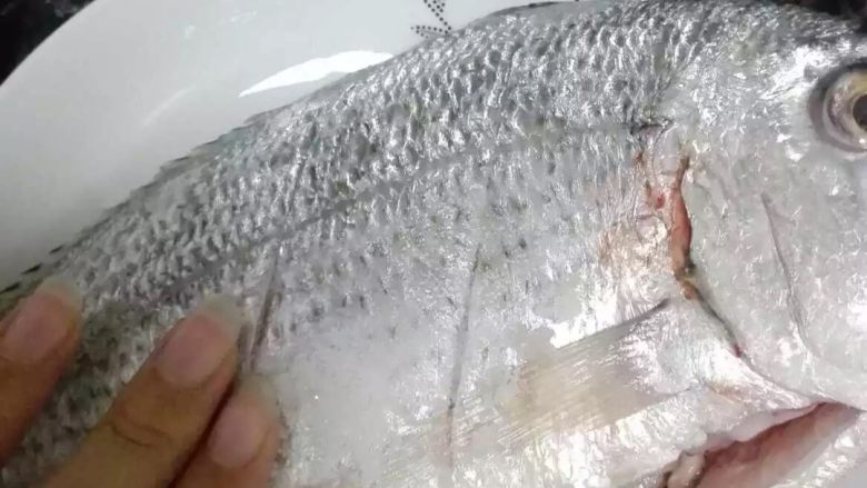 清蒸鱼,把鱼两面均匀的抹上精盐，鱼肚子里也抹点，放在盘里