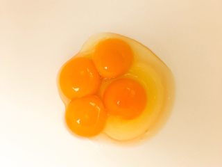 满满童年回忆的蛋黄饼干（超简单超快手）,蛋清和蛋黄分离，留四个蛋黄一个蛋清，用打蛋器打散。
