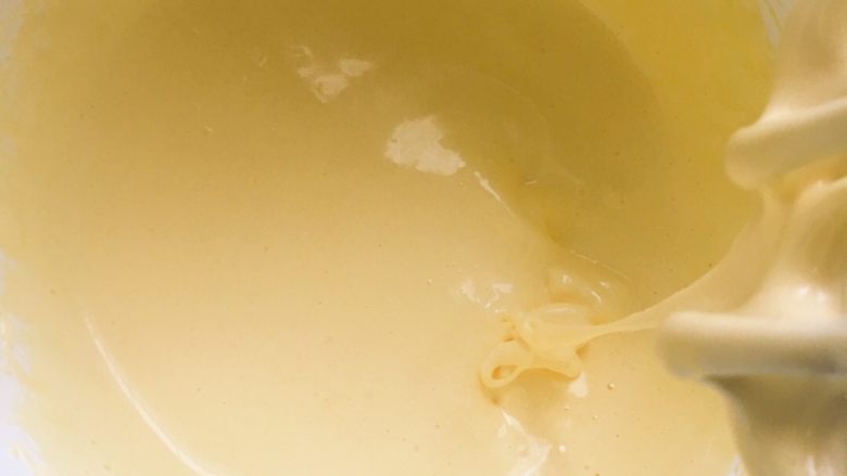 满满童年回忆的蛋黄饼干（超简单超快手）,当蛋糊变得有纹路的时候加入剩下的白砂糖，继续打发至蛋糊颜色变浅浓稠，拎起打蛋头低落的蛋糊慢慢消失即可。