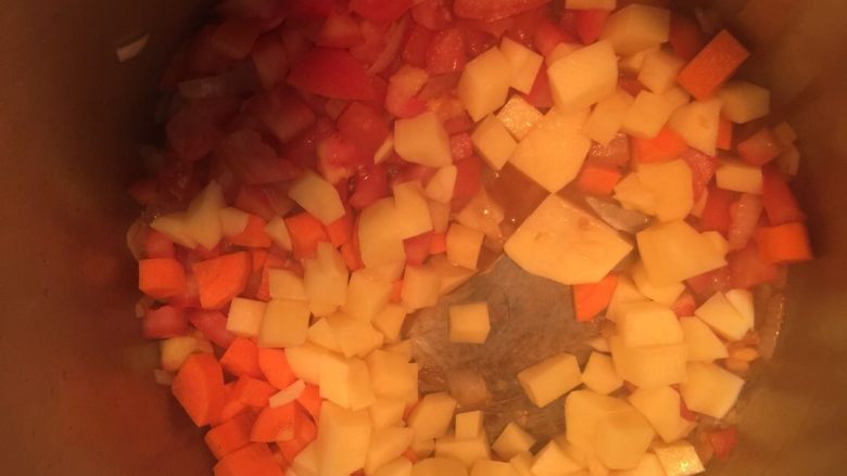 意大利杂菜汤,再加入胡萝卜和土豆翻炒