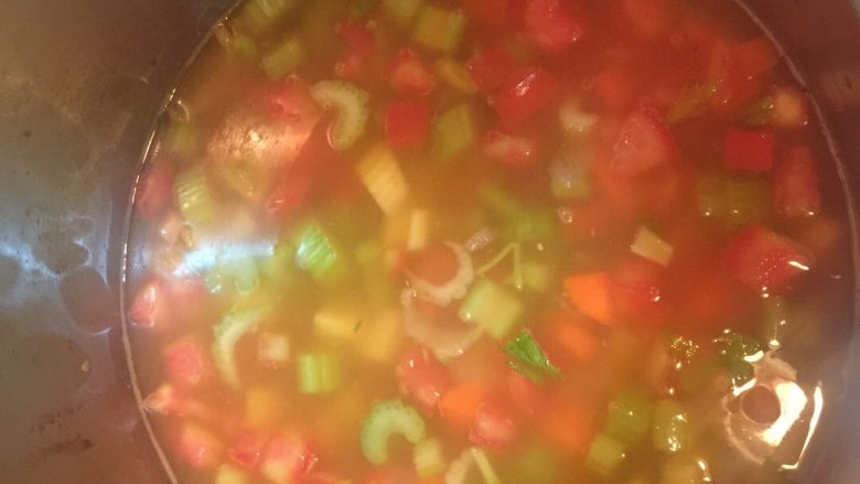 意大利杂菜汤,加入适量清水煮约半小时