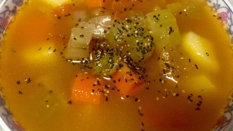 意大利杂菜汤,加入少许盐和黑胡椒碎即可完成