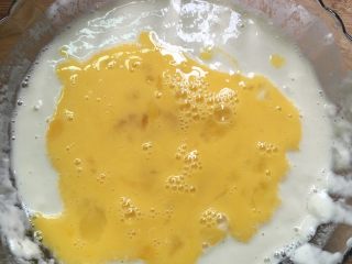 鸡蛋煎饼#挑战鸡蛋的100种做法#,将打散好的鸡蛋液放入面糊中。