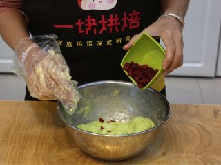 抹茶蔓越莓麻薯面包,5.将蔓越莓切碎，加入面粉中，搅拌均匀。
