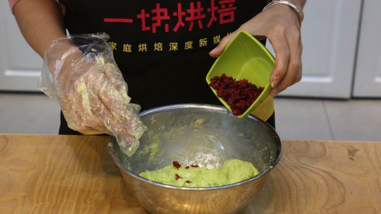 抹茶蔓越莓麻薯面包,5.将蔓越莓切碎，加入面粉中，搅拌均匀。
