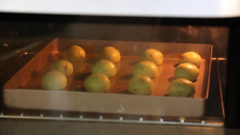 抹茶蔓越莓麻薯面包,8.放入预热好170度的烤箱中上层烤23分钟左右
