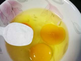 金银恋#挑战鸡蛋的100种做法#,趁蒸豆腐期间准备鸡蛋3个打在碗里，加盐。