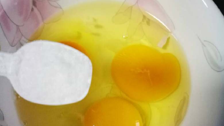 金银恋#挑战鸡蛋的100种做法#,趁蒸豆腐期间准备<a style='color:red;display:inline-block;' href='/shicai/ 9'>鸡蛋</a>3个打在碗里，加盐。