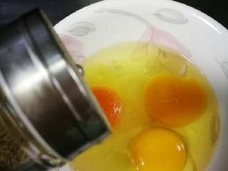 金银恋#挑战鸡蛋的100种做法#,加适量胡椒粉。