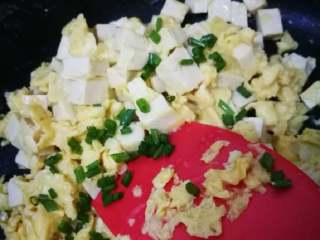 金银恋#挑战鸡蛋的100种做法#,一会儿就可以出锅了，出锅前撒葱花粒。