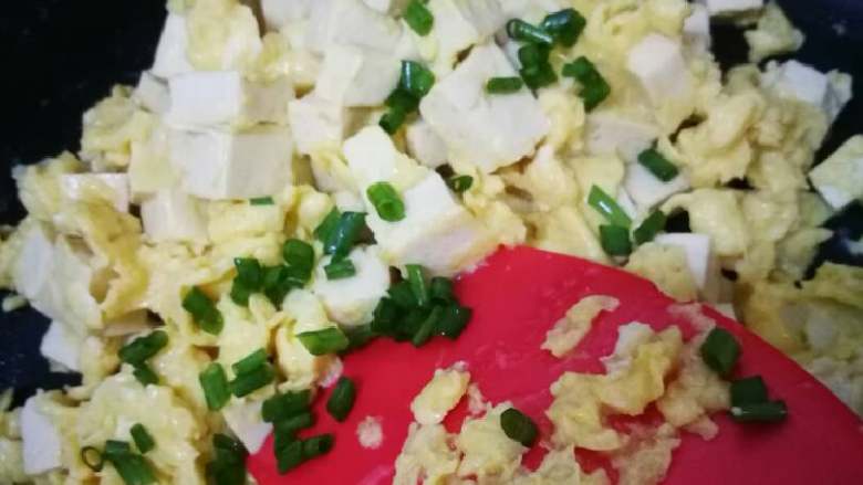 金银恋#挑战鸡蛋的100种做法#,一会儿就可以出锅了，出锅前撒葱花粒。
