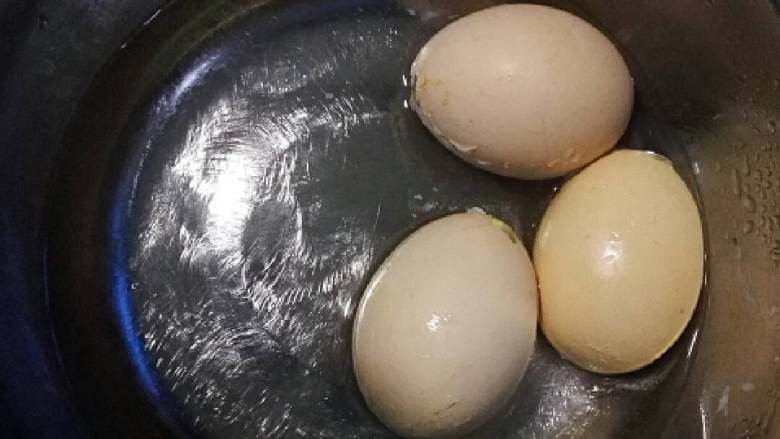 琥珀鸡蛋,取出鸡蛋放凉剥去锡纸，冷水泡