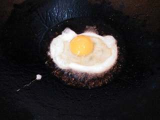 羊肉汤煮面球#挑战鸡蛋的100种做法#,锅里留油磕入鸡蛋，煎成荷包蛋