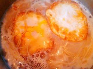 羊肉汤煮面球#挑战鸡蛋的100种做法#,面球稍煮片刻加入荷包蛋，调味料煮至熟透就行了