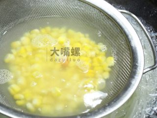 黄金芝士焗意“粉”丨大嘴螺,煮粉的过程中可以将之前剥好的玉米粒放入开水中一同煮制（不要夸我，我是天才）