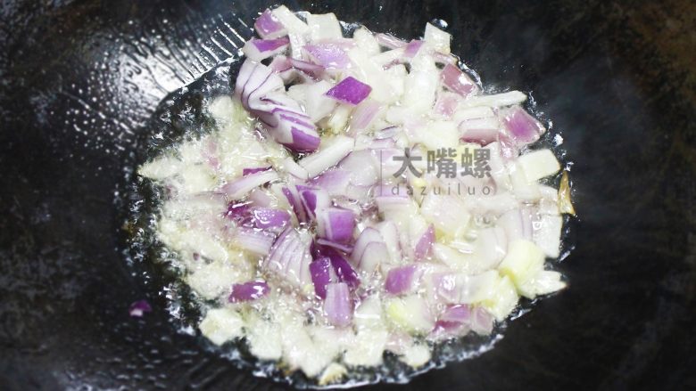 黄金芝士焗意“粉”丨大嘴螺,在锅中倒适量橄榄油，放入洋葱翻炒