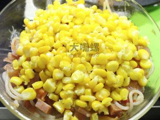 黄金芝士焗意“粉”丨大嘴螺,玉米派上用场，先铺一层煮熟后的玉米粒