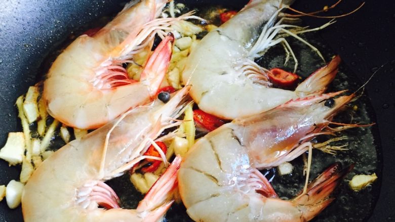 #年夜饭#油焖大虾,煸出香味后放入野生大虾，煎片刻至颜色变红