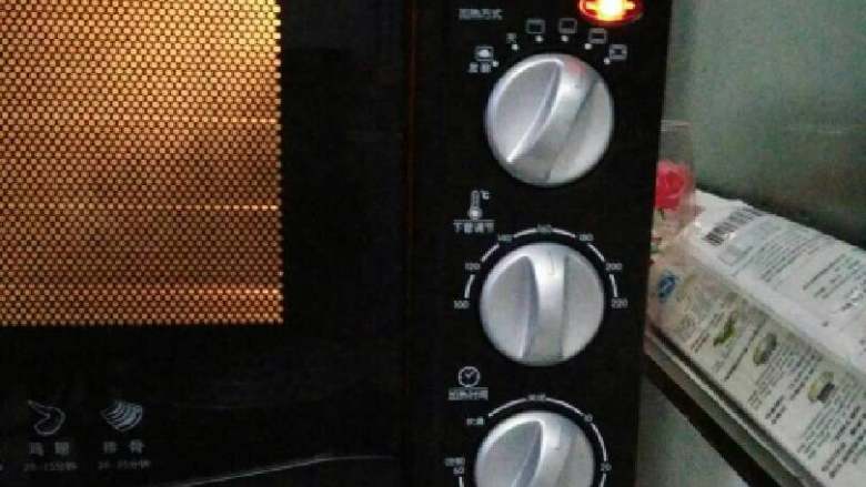 家庭烤箱自制戚风蛋糕,预热烤箱，上下160度，十分钟