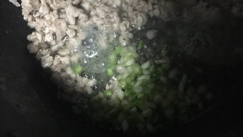 糯米烧卖,先下肉末炒变色后加入葱白煸炒