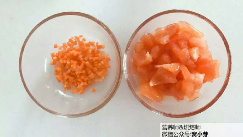 宝宝辅食：日式红色茄汁烩饭,捞出稍稍冷却去皮，将番茄去蒂，切成细丁备用。
》胡萝卜不易熟，尽量切小一点，西红柿丁也切小块。