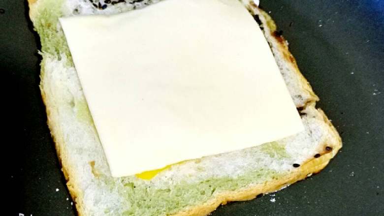 逆天简易三明治#挑战鸡蛋的100种做法#,再放上奶酪片