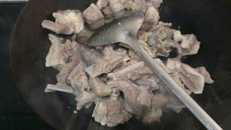 胡萝卜羊肉汤,锅内放点油下生姜，把羊肉炒一下，这个步骤可以不要，但是本人觉得炒一下更香