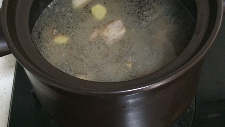 胡萝卜羊肉汤,把炒好的羊肉放进烧开水的汤锅里。