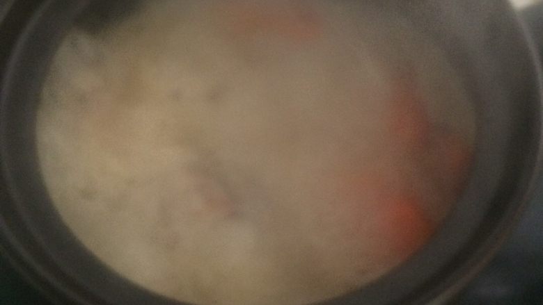 胡萝卜羊肉汤,胡萝卜熟了之后加盐和鸡精调味。放几根<a style='color:red;display:inline-block;' href='/shicai/ 157'>小葱</a>段。就可以开动了。