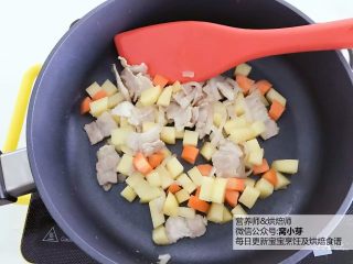 宝宝辅食：日式土豆炖肉,倒入土豆和胡萝卜块，翻炒3-5分钟。