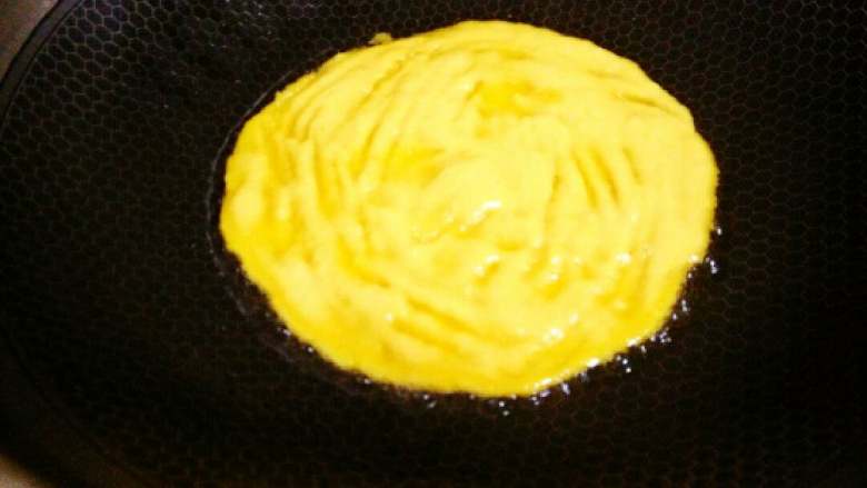 鸡蛋的华丽变身①#挑战鸡蛋的100种做法#,热锅，放入少许油，倒入面糊，摊薄，小火煎
