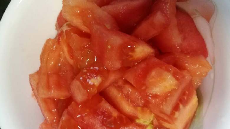 番茄土豆牛尾汤,2个中等大小番茄切小块。