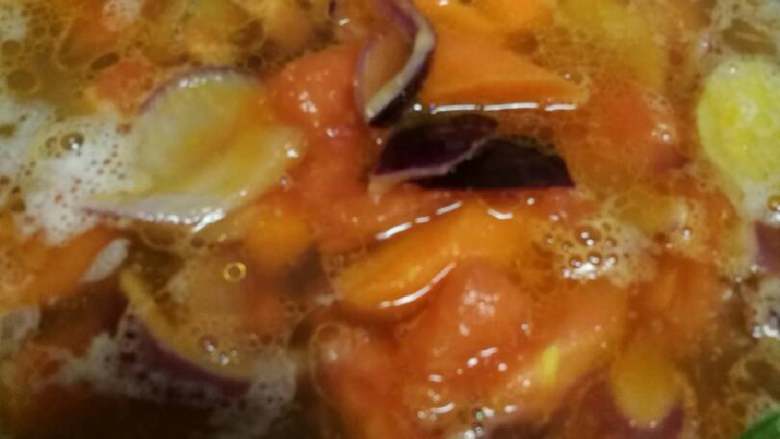 番茄土豆牛尾汤,把煸炒好的蔬菜加入炖煮的牛尾汤里一同炖。