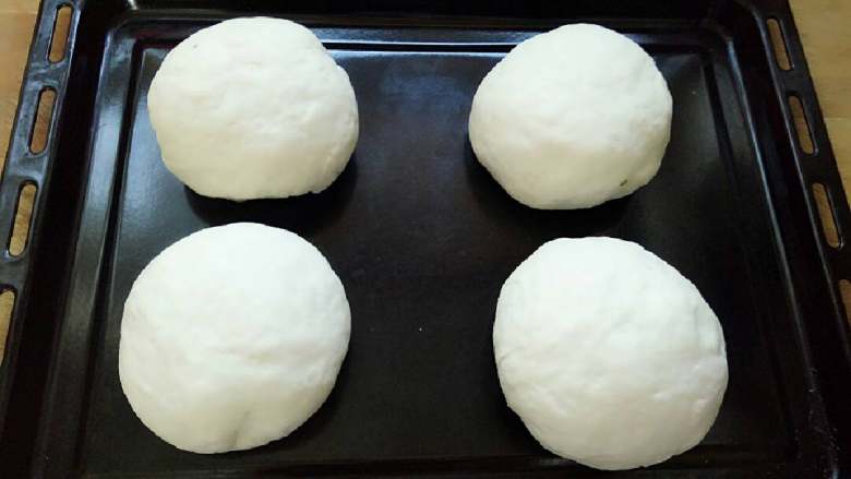 法棍面包,将发酵好的面团分割成适当大小的面团