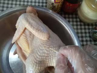 烤全鸡,用牙签在鸡的全身上扎小孔，以便腌的时候能更入味