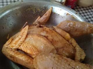 烤全鸡,把调料抹在鸡身上，鸡肚子里面也抹上调料，全身每个角落都均匀抹上，并按摩几分钟。