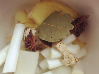 排骨玉米萝卜汤,葱姜大料