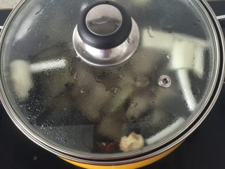 排骨玉米萝卜汤,大火烧开后再放入萝卜和玉米段