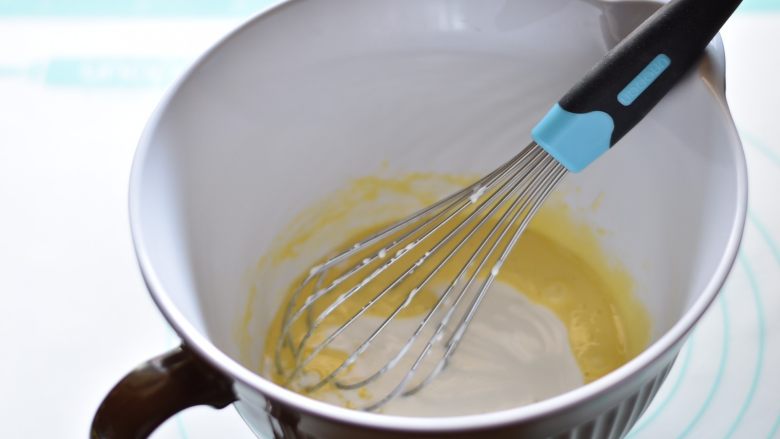 奶酪芝麻戚风,加入备用的奶油奶酪糊，继续搅拌均匀